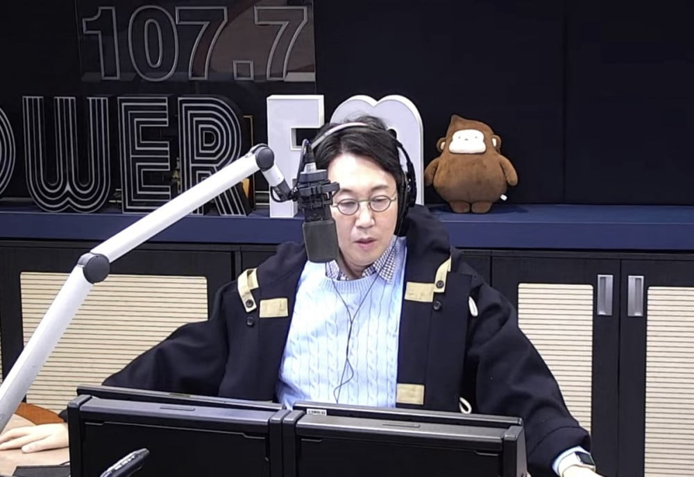 Trong chương trình phát sóng ngày 4/12 (theo giờ Hàn Quốc) của Kim Young Chul’s PowerFM trên SBS PowerFM, nghệ sĩ hài Kim Young Chul đã kể lại 1 đêm không ngủ: " Tôi nghĩ rằng nhiều người đã có một đêm mất ngủ. Tôi đã sống 51 năm và ngay cả tôi cũng bị choáng váng. Nhiều người trong số các bạn hẳn đã bị 'sốc' vào đêm qua. Tôi về nhà vào khoảng 10h30 tối, vừa chuẩn bị đi ngủ, nhưng tin tức quá sức chịu đựng. Cuối cùng, tôi đã nhắn tin cho nhân viên đài phát thanh trong một giờ và gần như không ngủ được. Tôi nghĩ nhiều người trong số các bạn có thể cũng cảm thấy như vậy. Nhưng, cuối cùng dù sao thì một ngày mới đã bắt đầu như thường lệ. Trời lạnh bên ngoài, vì vậy hãy đảm bảo gửi những tin nhắn ấm áp để hỏi thăm nhau hôm nay”. Trong chương trình phát sóng ngày 4/12 (theo giờ Hàn Quốc) của Kim Young Chul’s PowerFM trên SBS PowerFM, nghệ sĩ hài Kim Young Chul đã kể lại 1 đêm không ngủ: " Tôi nghĩ rằng nhiều người đã có một đêm mất ngủ. Tôi đã sống 51 năm và ngay cả tôi cũng bị choáng váng. Nhiều người trong số các bạn hẳn đã bị 'sốc' vào đêm qua. Tôi về nhà vào khoảng 10h30 tối, vừa chuẩn bị đi ngủ, nhưng tin tức quá sức chịu đựng. Cuối cùng, tôi đã nhắn tin cho nhân viên đài phát thanh trong một giờ và gần như không ngủ được. Tôi nghĩ nhiều người trong số các bạn có thể cũng cảm thấy như vậy. Nhưng, cuối cùng dù sao thì một ngày mới đã bắt đầu như thường lệ. Trời lạnh bên ngoài, vì vậy hãy đảm bảo gửi những tin nhắn ấm áp để hỏi thăm nhau hôm nay”.