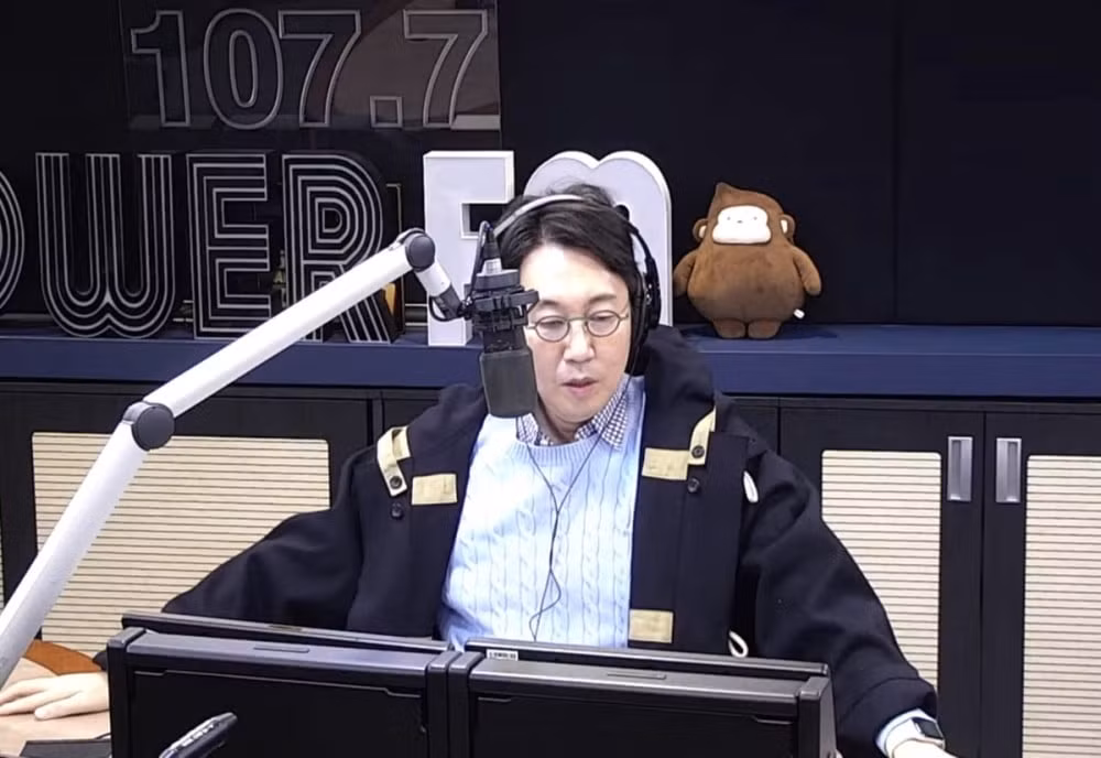 Trong chương trình phát sóng ngày 4/12 (theo giờ Hàn Quốc) của Kim Young Chul’s PowerFM trên SBS PowerFM, nghệ sĩ hài Kim Young Chul đã kể lại 1 đêm không ngủ: " Tôi nghĩ rằng nhiều người đã có một đêm mất ngủ. Tôi đã sống 51 năm và ngay cả tôi cũng bị choáng váng. Nhiều người trong số các bạn hẳn đã bị 'sốc' vào đêm qua. Tôi về nhà vào khoảng 10h30 tối, vừa chuẩn bị đi ngủ, nhưng tin tức quá sức chịu đựng. Cuối cùng, tôi đã nhắn tin cho nhân viên đài phát thanh trong một giờ và gần như không ngủ được. Tôi nghĩ nhiều người trong số các bạn có thể cũng cảm thấy như vậy. Nhưng, cuối cùng dù sao thì một ngày mới đã bắt đầu như thường lệ. Trời lạnh bên ngoài, vì vậy hãy đảm bảo gửi những tin nhắn ấm áp để hỏi thăm nhau hôm nay”.