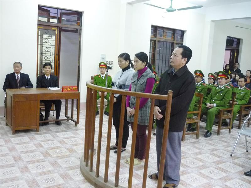 Ba bị cáo tại buổi phán quyết của tòa sáng 1-2-2010