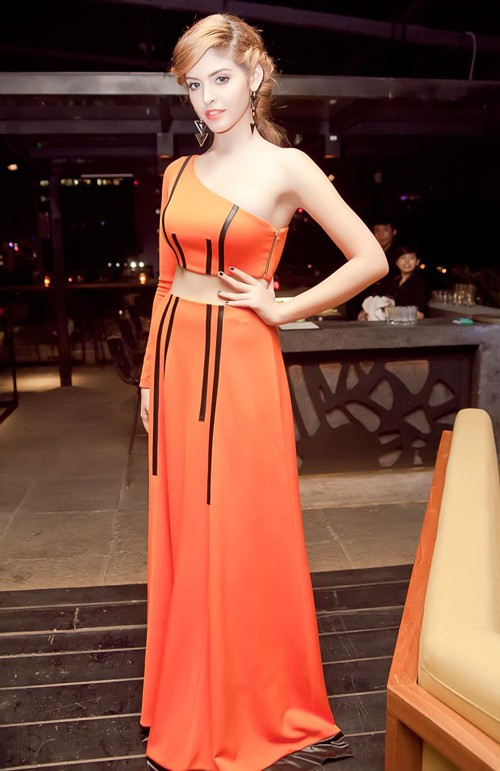 Chiếc đầm tuyệt đẹp này cũng không phải là lựa chọn trẻ trung của cô người mẫu tuổi teen