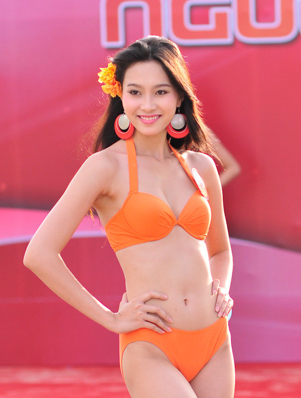 Trong trang phục áo tắm.. Ảnh: Công Khanh Trong trang phục áo tắm.