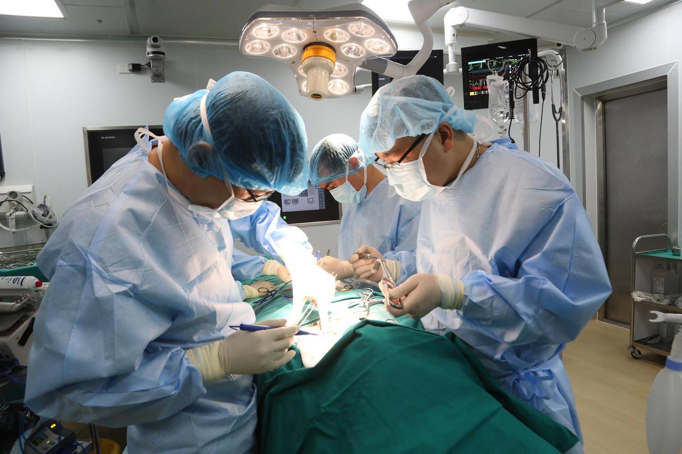 Các BS Bệnh viện tỉnh Phú Thọ trong ca phẫu thuật cứu cụ ông bị phình lớn quai động mạch chủ đe dọa vỡ. Ảnh: BV cung cấp Các BS Bệnh viện tỉnh Phú Thọ trong ca phẫu thuật cứu cụ ông bị phình lớn quai động mạch chủ đe dọa vỡ. Ảnh: BV cung cấp