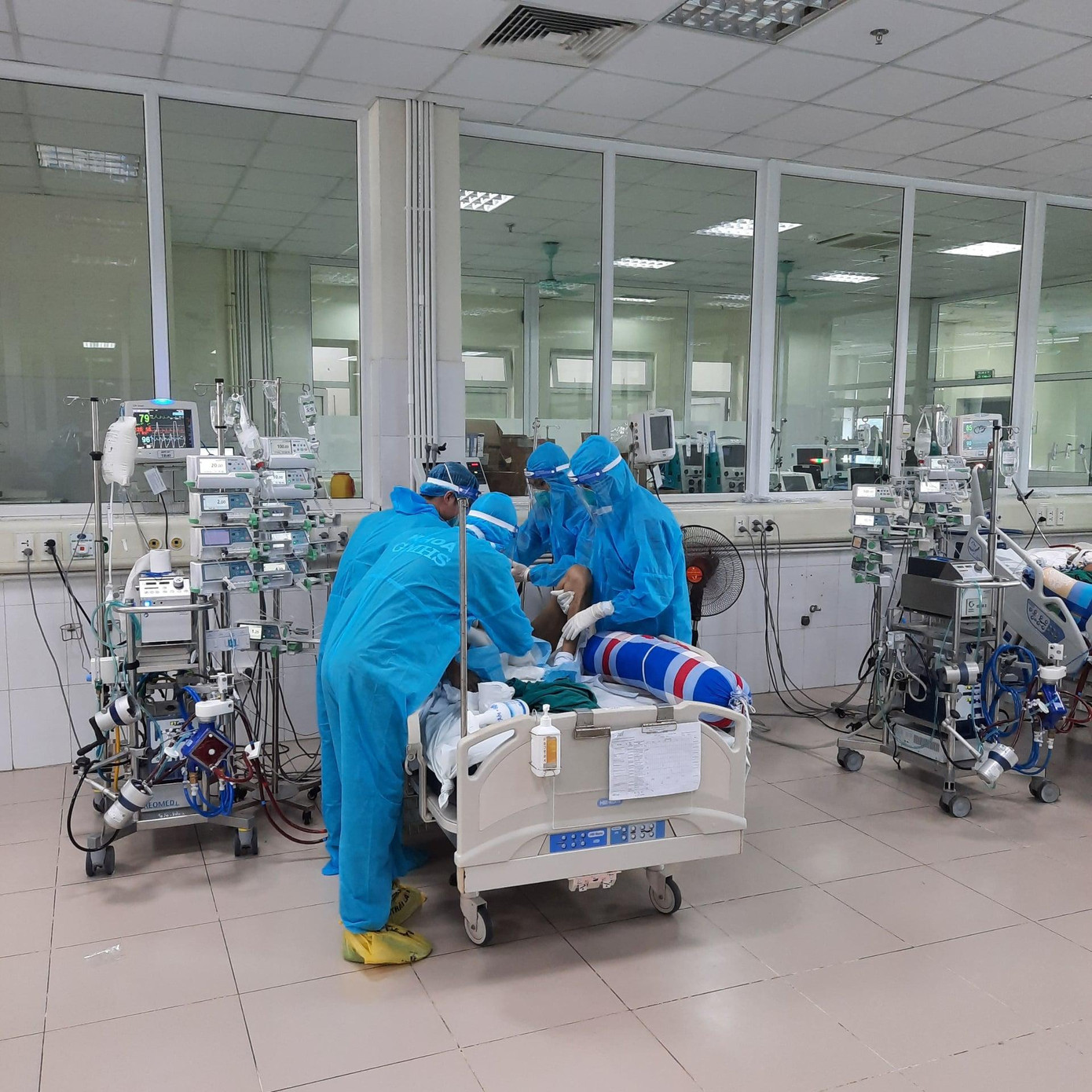 Các BS Bệnh viện E Trung ương cùng đồng nghiệp hội chẩn điều trị bệnh nhân mắc COVID-19 tại BV Bệnh Nhiệt đới TƯ. Ảnh: BS cung cấp Các BS Bệnh viện E Trung ương cùng đồng nghiệp hội chẩn điều trị bệnh nhân mắc COVID-19 tại BV Bệnh Nhiệt đới TƯ. Ảnh: BS cung cấp