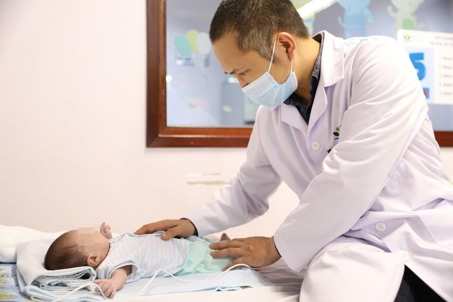 TS.BS Nguyễn Lý Thịnh Trường – Giám đốc Trung tâm tim mạch thăm khám cho bệnh nhi N.H.A trước khi ra viện