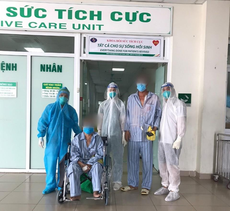 Bệnh nhân hồi phục thần kỳ sau khi mắc COVID-19 rất nặng. Ảnh: BV cung cấp