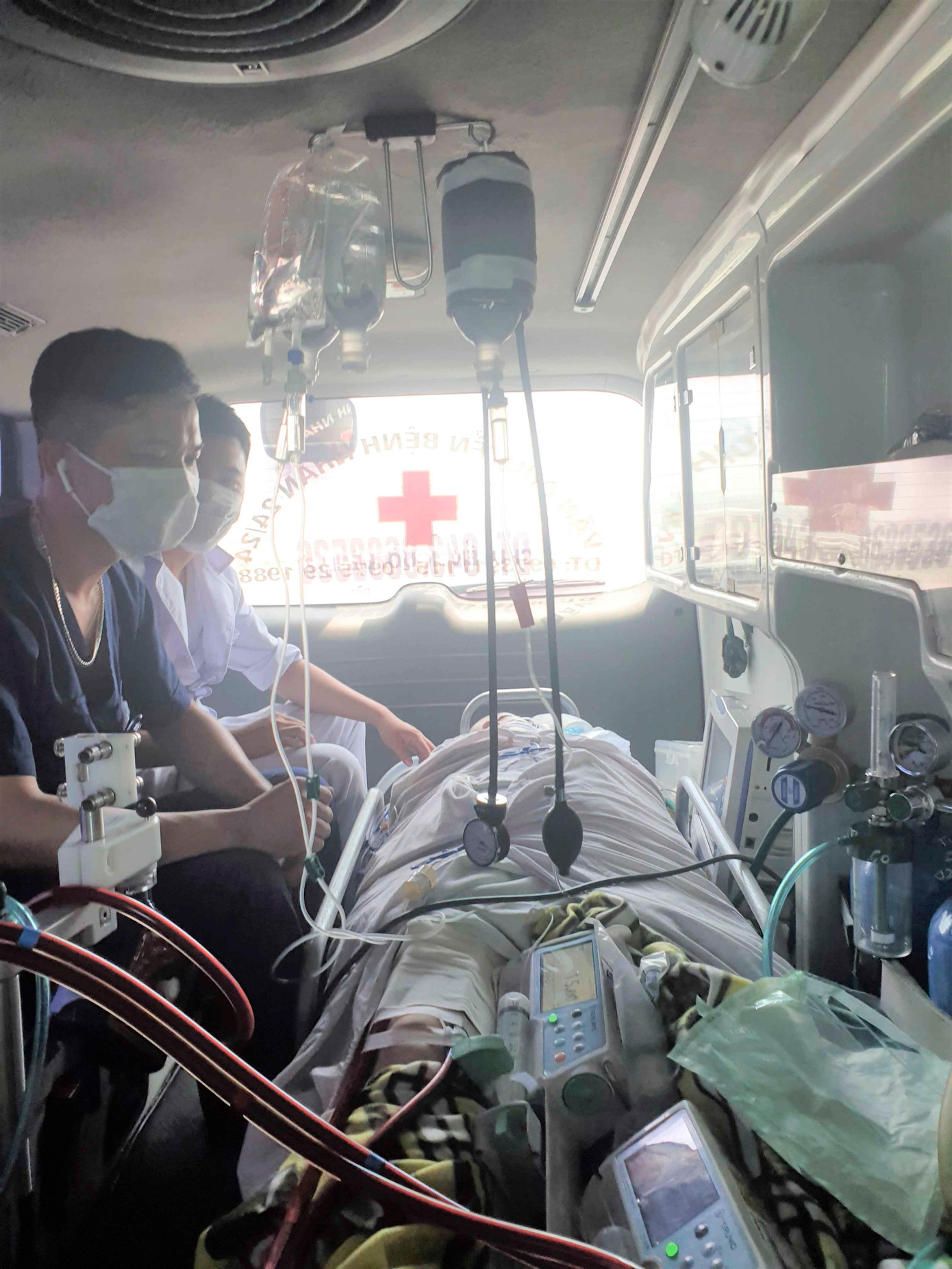 Cả hệ thống ECMO được đưa lên xe cấp cứu cùng sản phụ vượt 300km ra Hà Nội