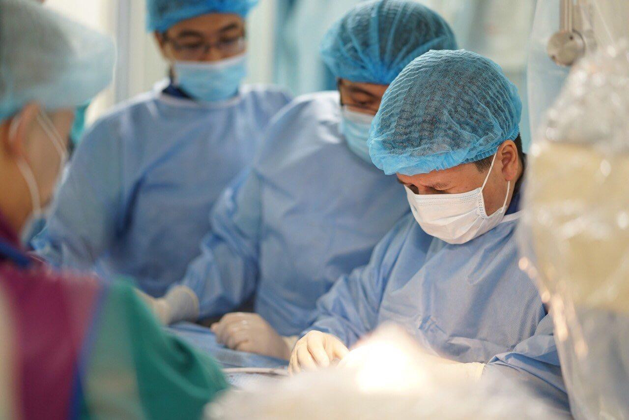 TS.BS Nguyễn Lý Thịnh Trường – Giám đốc Trung tâm tim mạch thăm khám cho bệnh nhi N.H.A trước khi ra viện. Ảnh: BV cung cấp