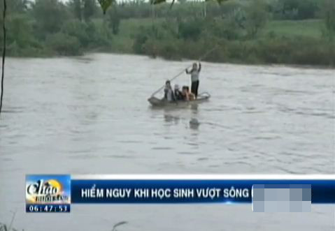 Trên thuyền không có một chiếc phao cứu sinh đề phòng tình huống bất trắc 