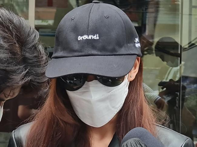 Nữ diễn viên 21 tuổi có mặt tại đồn cảnh sát Chokchai để trình báo vụ việc.