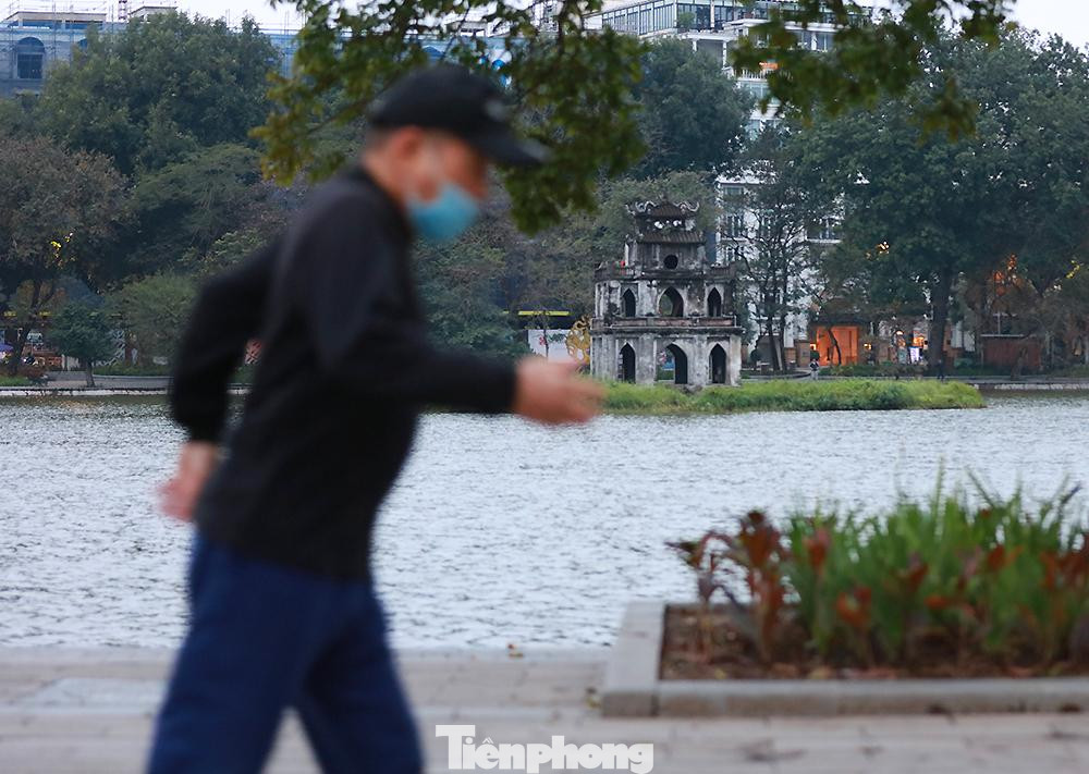“Tôi dậy sớm tập thể dục quen rồi. Hôm nay thời tiết không mưa nhưng lạnh giá hơn, kể cả có lạnh xuống 8 độ, tôi vẫn tập thể dục“, ông Thắng (Hoàn Kiếm) chia sẻ.