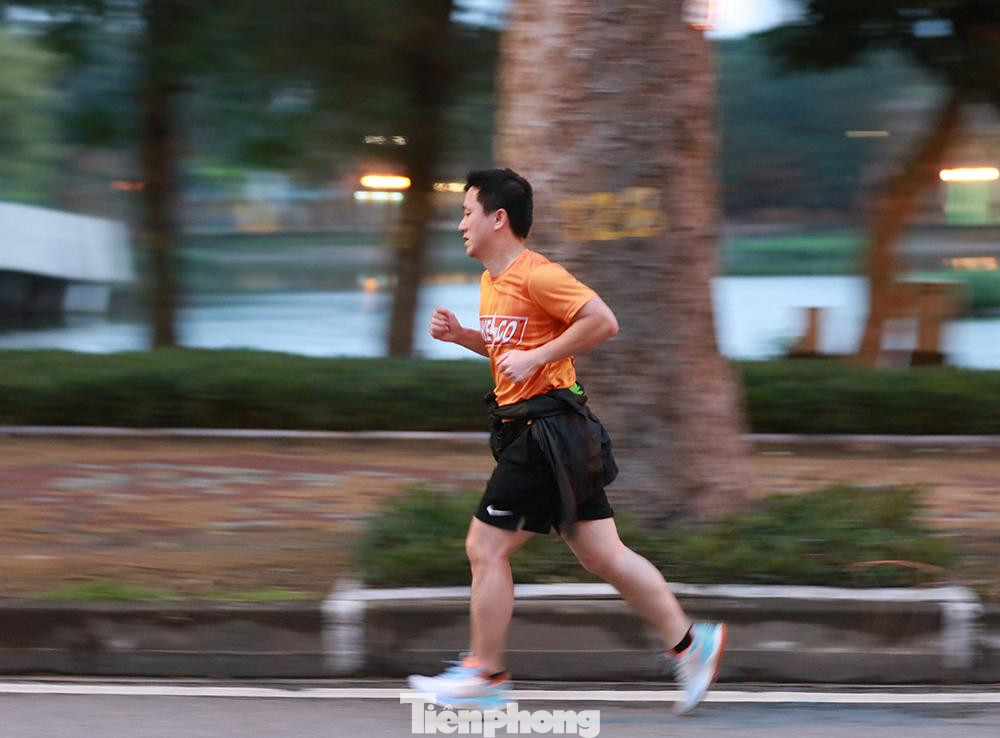 Vào 6h sáng 21/2, dù thời tiết lạnh giá, người đàn ông này vẫn áo phông quần đùi tập thể dục trên đường Trần Nhân Tông nhưng quên đeo khẩu trang.