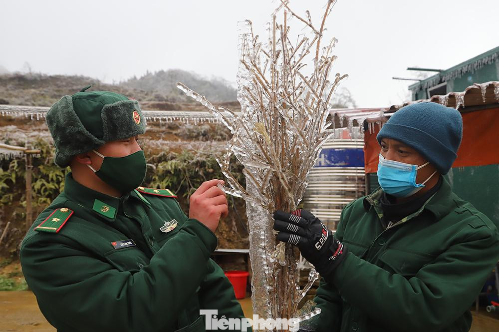 Nhiệt độ xuống thấp khiến đời sống sinh hoạt của chiến sỹ trực chốt khu vực Mốc 450 bị đảo lộn. Trong ảnh: Chiếc chổi của các chiến sỹ dùng để vệ sinh đơn vị cũng bị đóng băng.