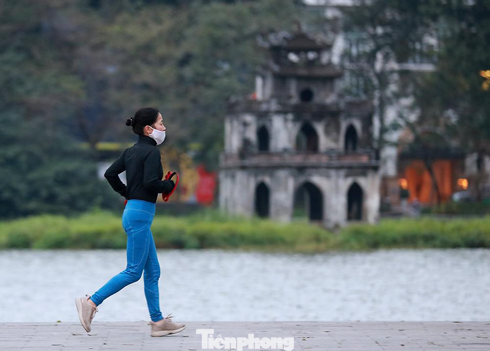 Tuy nhiên, những người lớn tuổi cũng nên hạn chế tập thể dục quá sớm vào ngày giá lạnh, bởi thời tiết này có thể gây những ảnh hưởng tiêu cực đến sức khoẻ.