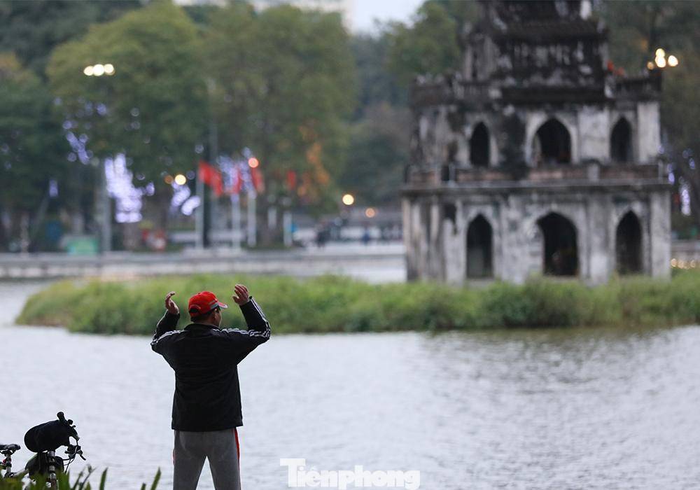 Mưa rét cũng không ngăn được một số người có thói quen tập thể dục buổi sáng.