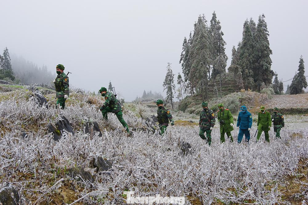 Là địa phương duy nhất của tỉnh Hà Giang có đường biên tiếp giáp với hai tỉnh Quảng Tây, Vân Nam (Trung Quốc), huyện Mèo Vạc là nơi đóng quân của hai Đồn Biên phòng Xín Cái, Sơn Vĩ, với hơn 41km đường biên.