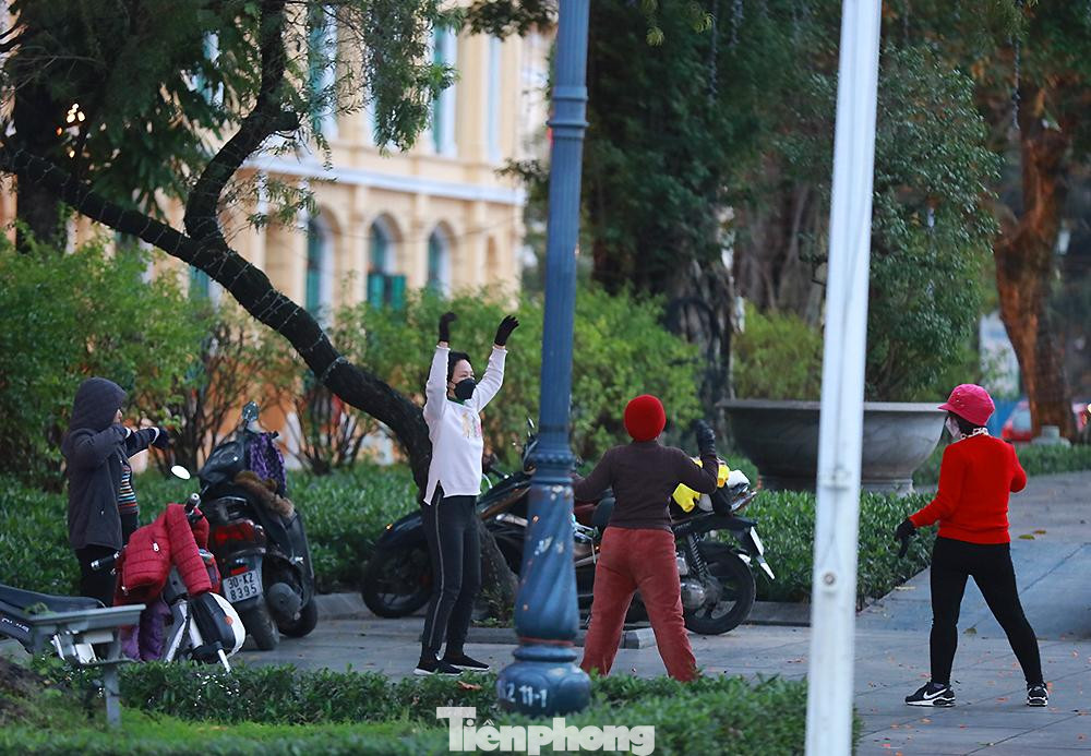 Không chỉ riêng chạy bộ, đạp xe, một số chị em tập trung ở phía tượng đại Lý Thái Tổ để tập luyện Aerobic.