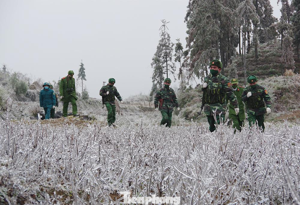 Cán bộ, chiến sĩ ở các chốt kiểm soát, phòng chống dịch COVID-19 nỗ lực khắc phục khó khăn để hoàn thành tốt nhiệm vụ được giao.