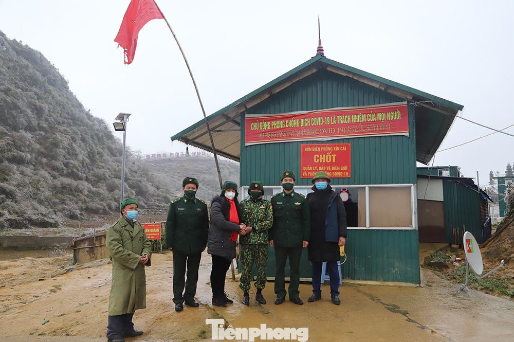 Bí thư Huyện ủy Mèo Vạc Vương Ngọc Hà thăm, động viên các lực lượng làm nhiệm vụ phòng chống dịch tại xã Thượng Phùng.