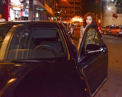 Hoàng Thuỳ Linh ‘hứng gạch’ vì gác chân lên ghế, nhún nhảy khi lái xe ảnh 5