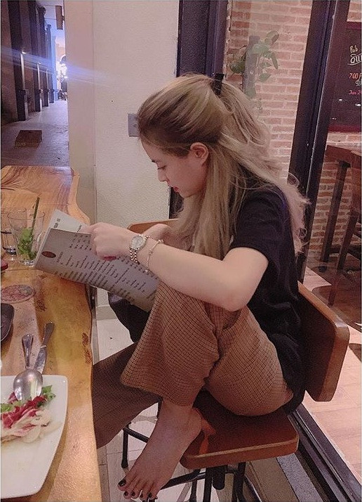 Hoàng Thuỳ Linh ‘hứng gạch’ vì gác chân lên ghế, nhún nhảy khi lái xe ảnh 4