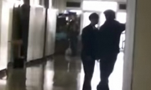 Tranh luận nóng: Xúc phạm thầy giáo, nam sinh Nhật bị đấm tóe máu ảnh 1