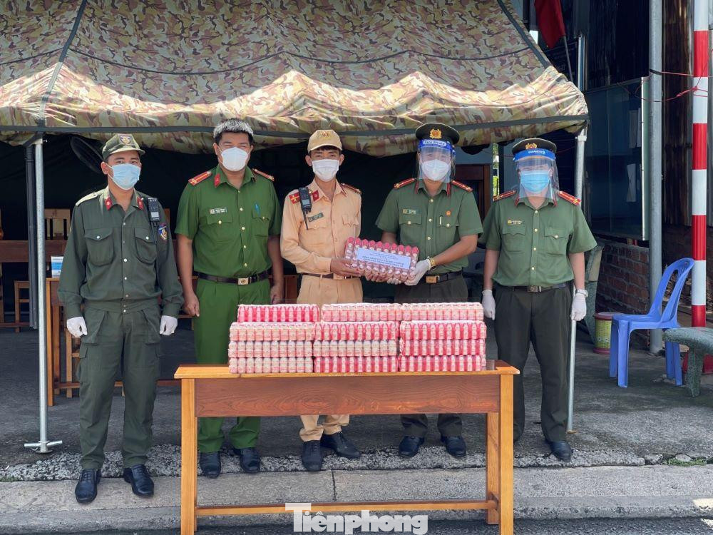 Đội hình số 4 được giao nhiệm vụ trao tặng quà cho lực lượng tuyến đầu phòng, chống dịch bệnh địa bàn thành phố Thuận An.