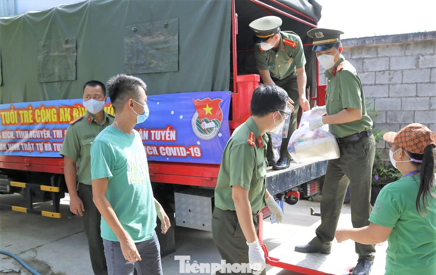 Công an tỉnh Bình Dương lập 6 đội, trong đó Đội hình số 1 sẽ trao tặng trà cho lực lượng tuyến đầu phòng, chống dịch bệnh địa bàn thị xã Tân Uyên.