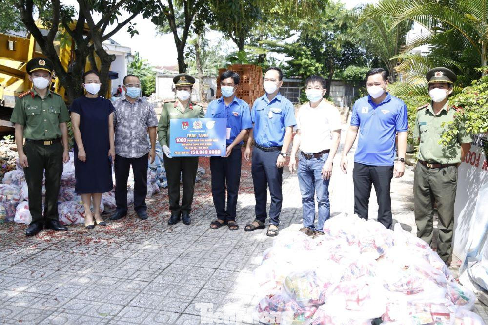 Đội hình số 2 được giao nhiệm vụ trao tặng quà cho người dân có hoàn cảnh khó khăn phường Tân Phước Khánh, phường Vĩnh Tân, TX Tân Uyên.