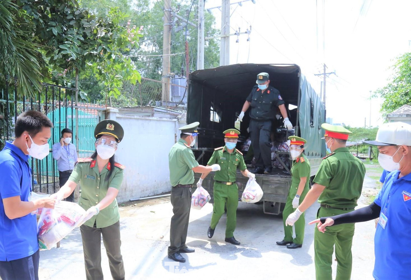 Đội hình số 3 được giao nhiệm vụ trao tặng quà cho cán bộ chiến sĩ dương tính với COVID-19 đang cách ly, điều trị.