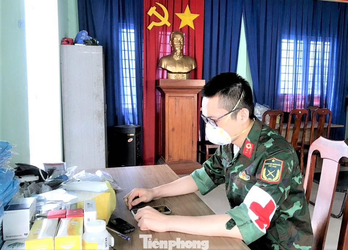 Ngoài nhân viên y tế, chính quyền cấp xã có trách nhiệm huy động thêm các nhân lực khác trên địa bàn, như Hội Chữ thập đỏ, Hội Phụ nữ, Đoàn Thanh niên phường, Tổ dân phố... để tham gia hỗ trợ nhân viên y tế về dẫn đường, trực điện thoại, kết nối với các hộ gia đình và các hoạt động cần thiết khác của Trạm y tế lưu động. Ngoài nhân viên y tế, chính quyền cấp xã có trách nhiệm huy động thêm các nhân lực khác trên địa bàn, như Hội Chữ thập đỏ, Hội Phụ nữ, Đoàn Thanh niên phường, Tổ dân phố... để tham gia hỗ trợ nhân viên y tế về dẫn đường, trực điện thoại, kết nối với các hộ gia đình và các hoạt động cần thiết khác của Trạm y tế lưu động.