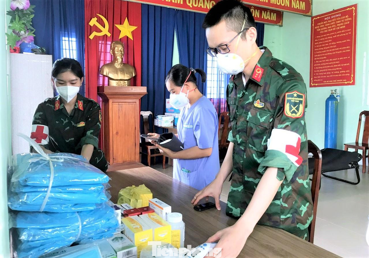 Có ít nhất 1 bác sỹ phụ trách, còn lại là điều dưỡng và các nhân viên y tế khác; có tối thiểu 1 nhân viên y tế nắm rõ địa bàn dân cư được giao. Có ít nhất 1 bác sỹ phụ trách, còn lại là điều dưỡng và các nhân viên y tế khác; có tối thiểu 1 nhân viên y tế nắm rõ địa bàn dân cư được giao.