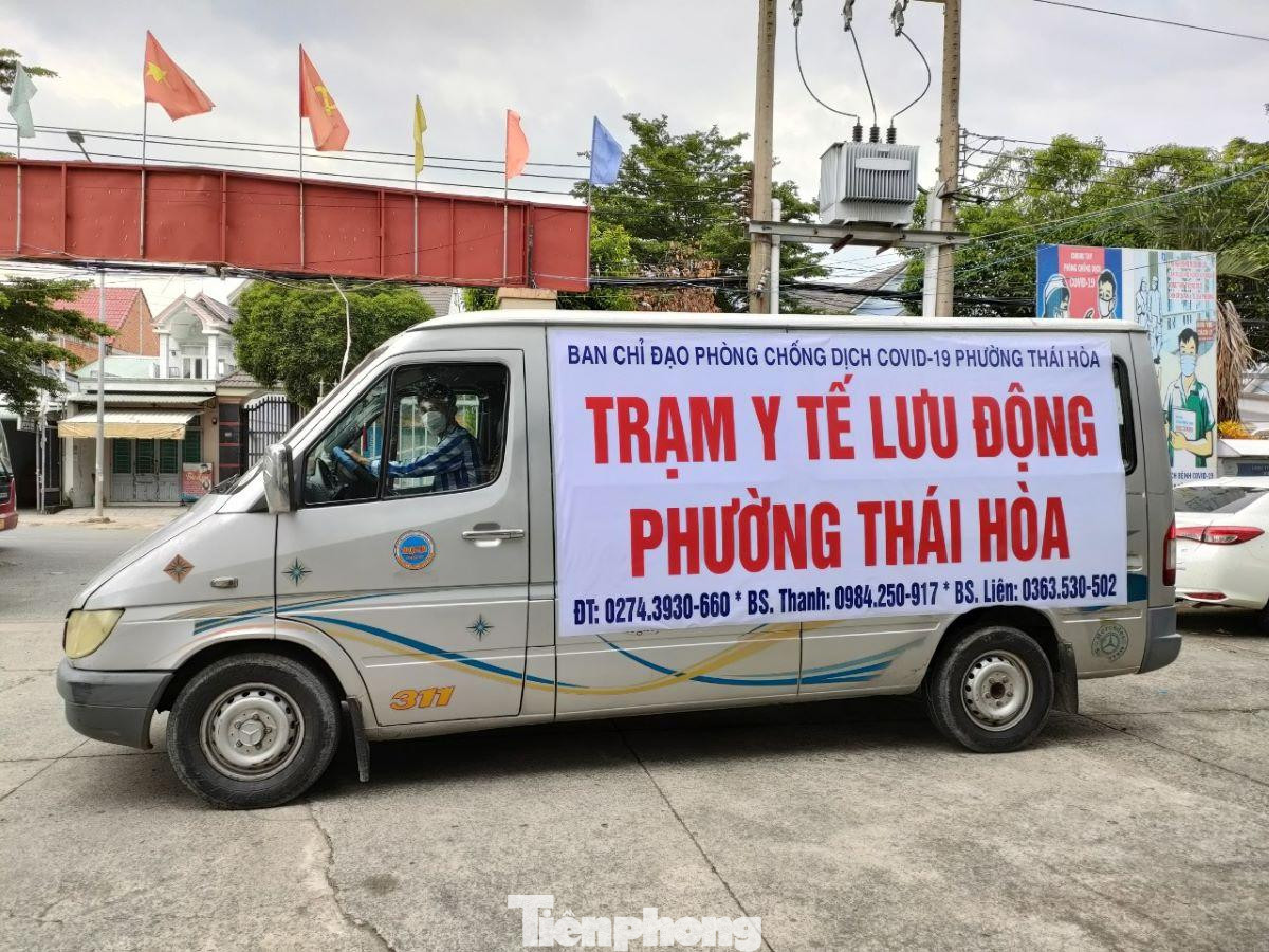 Mỗi Trạm y tế lưu động có 1 xe ô tô có gắn bình oxy, có xe đẩy hoặc băng-ca để vận chuyển người nhiễm COVID-19 đi cấp cứu kịp thời. Mỗi Trạm y tế lưu động có 1 xe ô tô có gắn bình oxy, có xe đẩy hoặc băng-ca để vận chuyển người nhiễm COVID-19 đi cấp cứu kịp thời.