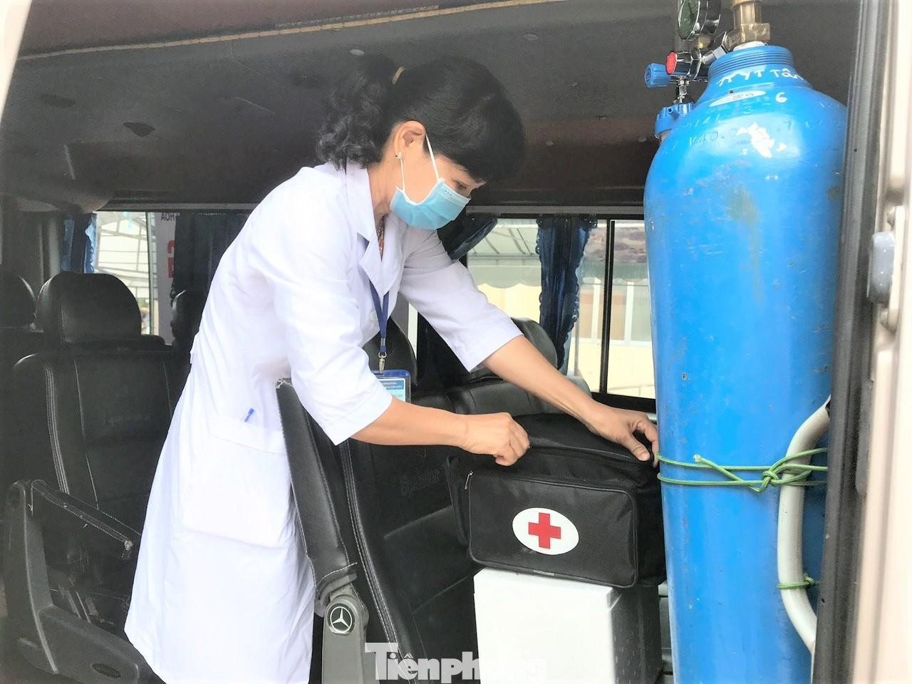 Trạm y tế lưu động phải có các trang thiết bị thiết yếu cho phòng, chống COVID-19 như: Xe lăn, hoặc xe đẩy, cáng khiêng; máy đo SpO2; bình oxy; mặt nạ thở oxy; đồ bảo hộ phòng, chống lây nhiễm SARS-COV-2; các sinh phẩm xét nghiệm nhanh kháng nguyên SARS-COV-2; bộ dụng cụ lấy mẫu bệnh phẩm làm xét nghiệm RT-PCR... Trạm y tế lưu động phải có các trang thiết bị thiết yếu cho phòng, chống COVID-19 như: Xe lăn, hoặc xe đẩy, cáng khiêng; máy đo SpO2; bình oxy; mặt nạ thở oxy; đồ bảo hộ phòng, chống lây nhiễm SARS-COV-2; các sinh phẩm xét nghiệm nhanh kháng nguyên SARS-COV-2; bộ dụng cụ lấy mẫu bệnh phẩm làm xét nghiệm RT-PCR...