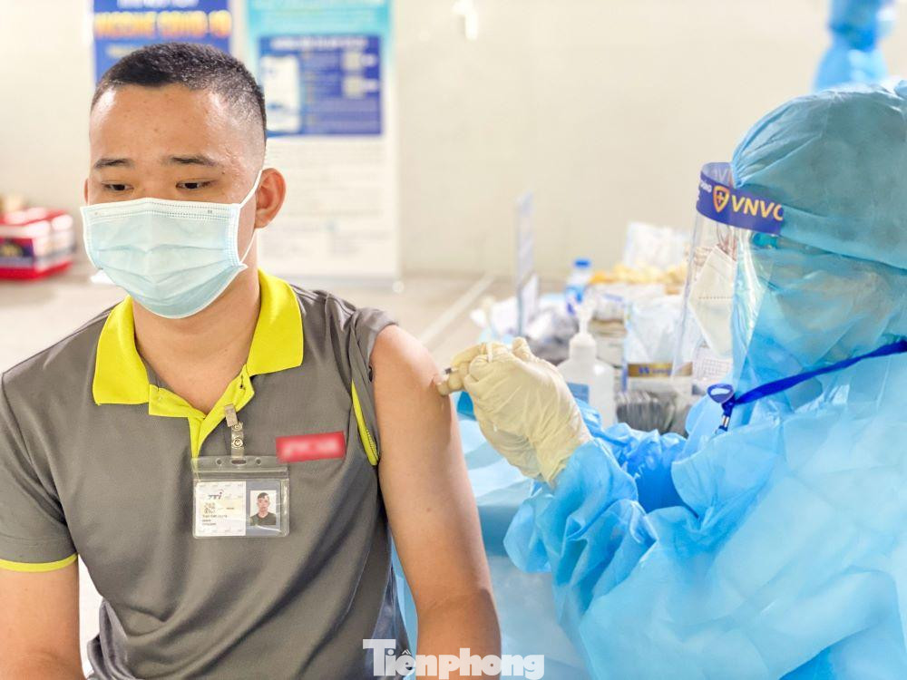 Công nhân được tiêm vắc xin mới trở lại làm việc