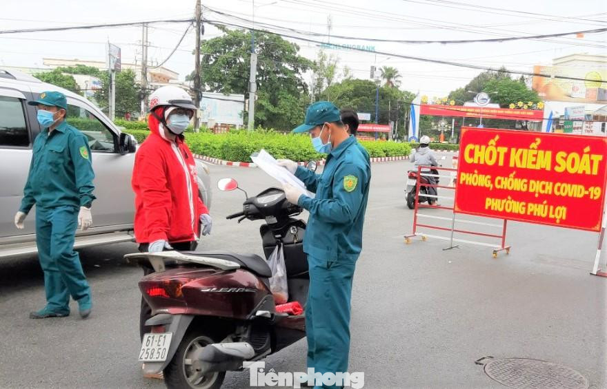 Dù đã có quy định về tạo điều kiện cho người dân đi lại giữa các địa phương áp dụng thống nhất toàn quốc, nhưng thực tế các địa phương vẫn có những quy định khác nhau nhằm hạn chế đi lại, đặc biệt người từ thành phố về quê do lo ngại dịch COVID-19 lây lan. Dù đã có quy định về tạo điều kiện cho người dân đi lại giữa các địa phương áp dụng thống nhất toàn quốc, nhưng thực tế các địa phương vẫn có những quy định khác nhau nhằm hạn chế đi lại, đặc biệt người từ thành phố về quê do lo ngại dịch COVID-19 lây lan.