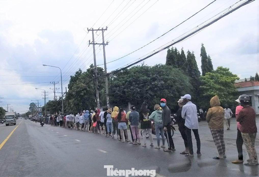 Trước đó, ngày 4/9, tại cuộc họp giao ban về công tác phòng, chống dịch COVID-19, Thường trực Tỉnh ủy Bình Dương giao cho ngành y tế phối hợp với đơn vị có liên quan tham mưu xây dựng phương án cho người dân được ra đường đối với trường hợp đã được tiêm 2 mũi và 1 mũi vắc xin (đã tiêm 20 ngày). Trước đó, ngày 4/9, tại cuộc họp giao ban về công tác phòng, chống dịch COVID-19, Thường trực Tỉnh ủy Bình Dương giao cho ngành y tế phối hợp với đơn vị có liên quan tham mưu xây dựng phương án cho người dân được ra đường đối với trường hợp đã được tiêm 2 mũi và 1 mũi vắc xin (đã tiêm 20 ngày).