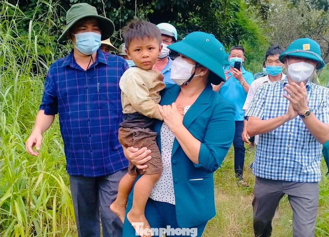 Bé trai được lực lượng tìm thấy trong bụi tre Bé trai được lực lượng tìm thấy trong bụi tre