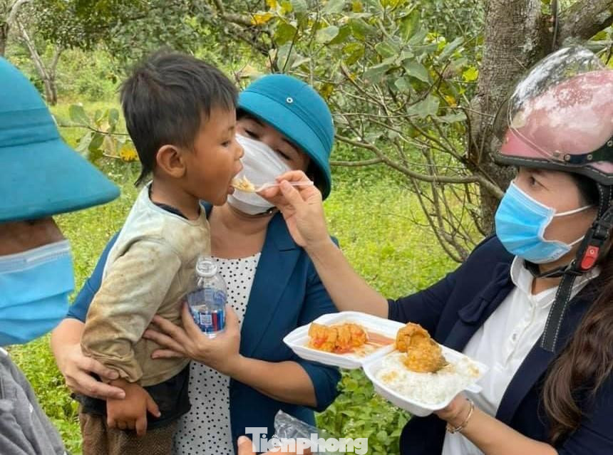 Bé được cho ăn sau khi nhịn đói 1 ngày Bé được cho ăn sau khi nhịn đói 1 ngày