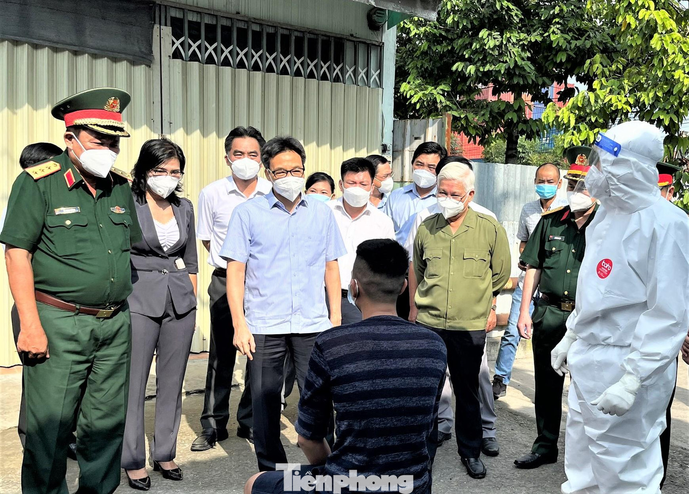 Phó Thủ tướng đề nghị nhân viên y tế hướng dẫn cho người dân tự test nhanh kháng nguyên