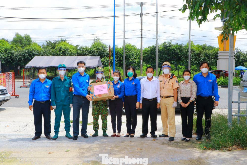 Đoàn công tác đến thăm, tặng quà cho lực lượng tại chốt kiểm dịch phường Tân Hiệp (TX Tân Uyên); phường Vĩnh Phú (TP Thuận An). Đoàn công tác đến thăm, tặng quà cho lực lượng tại chốt kiểm dịch phường Tân Hiệp (TX Tân Uyên); phường Vĩnh Phú (TP Thuận An).