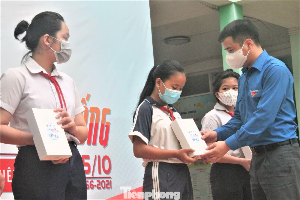 Trao học bổng “Tiếp sức đến trường” và dụng cụ học tập trực tuyến cho học sinh có hoàn cảnh khó khăn trên địa bàn TP Thủ Dầu Một. Trao học bổng “Tiếp sức đến trường” và dụng cụ học tập trực tuyến cho học sinh có hoàn cảnh khó khăn trên địa bàn TP Thủ Dầu Một.