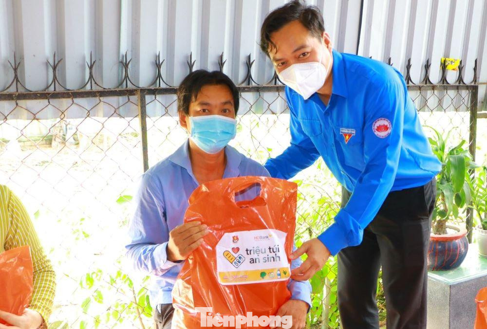 Tặng túi an sinh cho công nhân ở trọ trên địa bàn Bình Dương Tặng túi an sinh cho công nhân ở trọ trên địa bàn Bình Dương