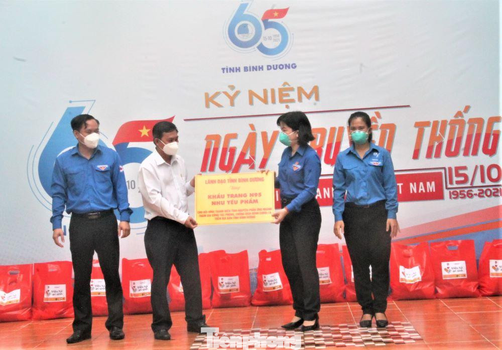 Tỉnh đoàn Bình Dương nhận hỗ trợ từ đại diện lãnh đạo tỉnh Bình Dương Tỉnh đoàn Bình Dương nhận hỗ trợ từ đại diện lãnh đạo tỉnh Bình Dương