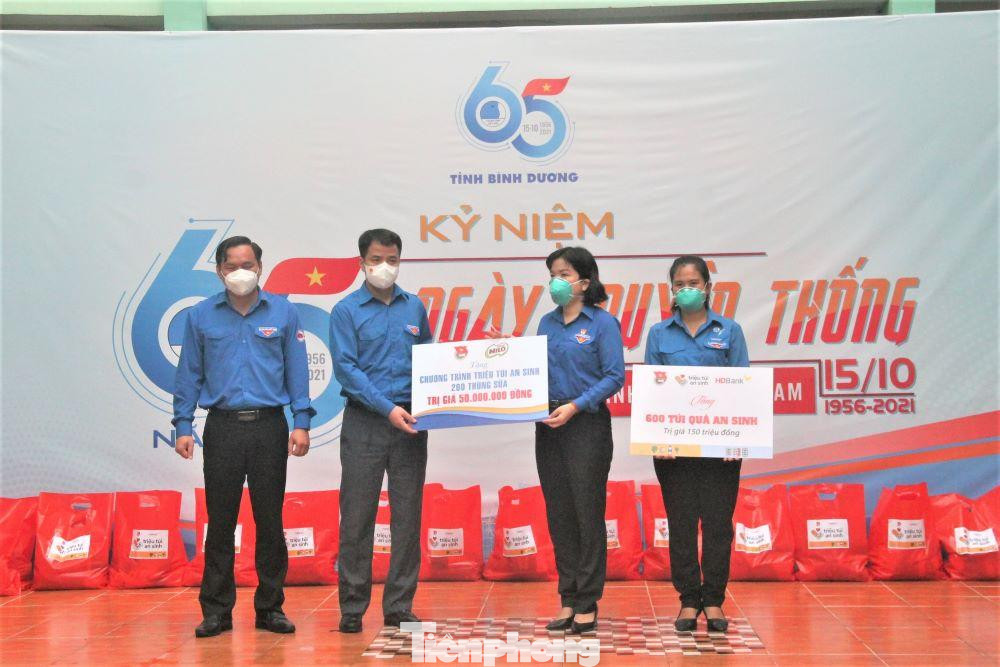 Bí thư Trung ương Đoàn Ngô Văn Cương trao bảng tượng trưng chương trình triệu túi an sinh, 200 thùng sữa trị giá 50 triệu đồng và bảng tượng trưng 500 phần quà đồng hành cùng cán bộ Hội cơ sở. Bí thư Trung ương Đoàn Ngô Văn Cương trao bảng tượng trưng chương trình triệu túi an sinh, 200 thùng sữa trị giá 50 triệu đồng và bảng tượng trưng 500 phần quà đồng hành cùng cán bộ Hội cơ sở.