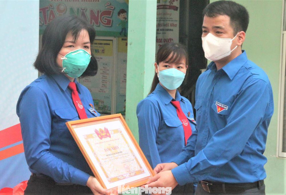 Tại Bình Dương, đoàn đã tổ chức khen thưởng Chỉ thị 05 và gương “Người thợ trẻ giỏi” của Trung ương Đoàn cho các tập thể gồm: Ban Chấp hành Đoàn TNCS Hồ Chí Minh tỉnh Bình Dương; TP Dĩ An, phường Bình Hòa (TP Thuận An). Các cá nhân gồm: chị Nguyễn Thị Ngọc Xuân, Bí thư Tỉnh đoàn Bình Dương; anh Lâm Quốc Bảo, Bí thư Đoàn Công ty cao su Dầu Tiếng và anh Lâm Thái Nguyên, Bí thư Chi đoàn khu phố 7 (phường Uyên Hưng, TX Tân Uyên). Tại Bình Dương, đoàn đã tổ chức khen thưởng Chỉ thị 05 và gương “Người thợ trẻ giỏi” của Trung ương Đoàn cho các tập thể gồm: Ban Chấp hành Đoàn TNCS Hồ Chí Minh tỉnh Bình Dương; TP Dĩ An, phường Bình Hòa (TP Thuận An). Các cá nhân gồm: chị Nguyễn Thị Ngọc Xuân, Bí thư Tỉnh đoàn Bình Dương; anh Lâm Quốc Bảo, Bí thư Đoàn Công ty cao su Dầu Tiếng và anh Lâm Thái Nguyên, Bí thư Chi đoàn khu phố 7 (phường Uyên Hưng, TX Tân Uyên).