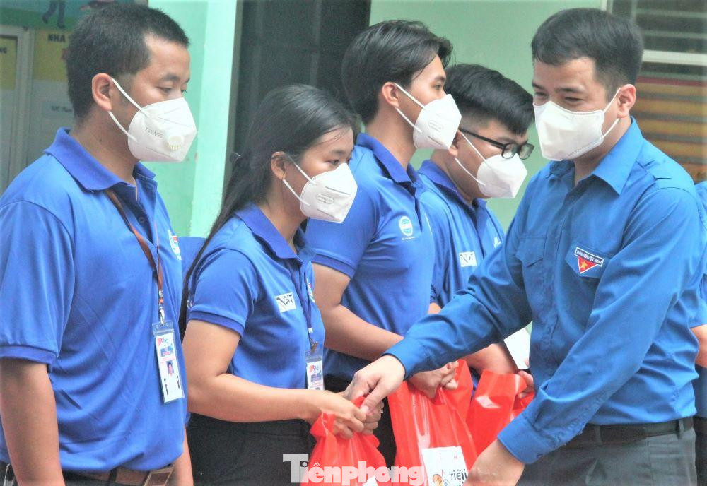 Tặng quà cho 10 tình nguyện viên có hoàn cảnh khó khăn từ túi an sinh của Trung ương Đoàn; Tặng quà cho các đội hình tình nguyện viên. Tặng quà cho 10 tình nguyện viên có hoàn cảnh khó khăn từ túi an sinh của Trung ương Đoàn; Tặng quà cho các đội hình tình nguyện viên.