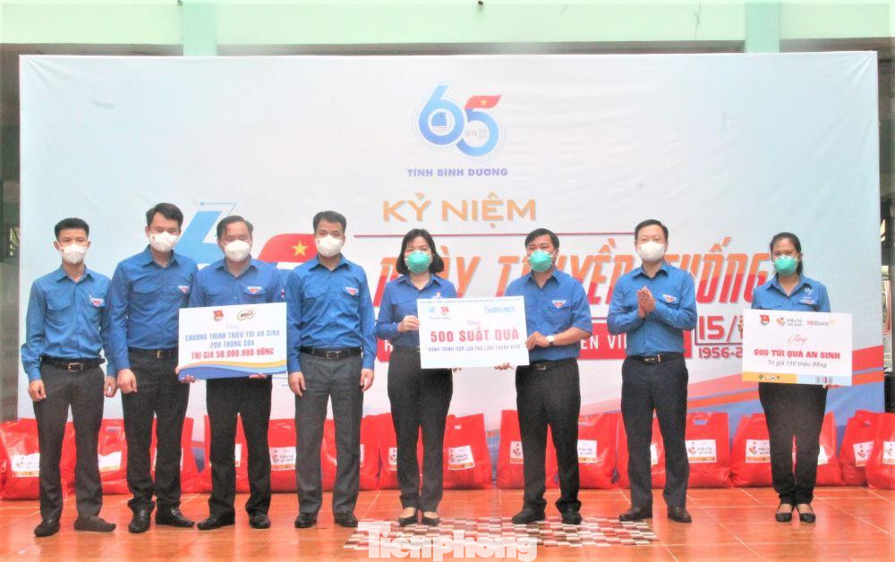 Trao bảng tượng trưng 600 túi an sinh trị giá 150 triệu đồng; Tặng bảng tượng trưng chương trình triệu túi an sinh 200 thùng sữa trị giá 50 triệu đồng và bảng tượng trưng 500 phần quà đồng hành cùng cán bộ Hội cơ sở. Trao bảng tượng trưng 600 túi an sinh trị giá 150 triệu đồng; Tặng bảng tượng trưng chương trình triệu túi an sinh 200 thùng sữa trị giá 50 triệu đồng và bảng tượng trưng 500 phần quà đồng hành cùng cán bộ Hội cơ sở.