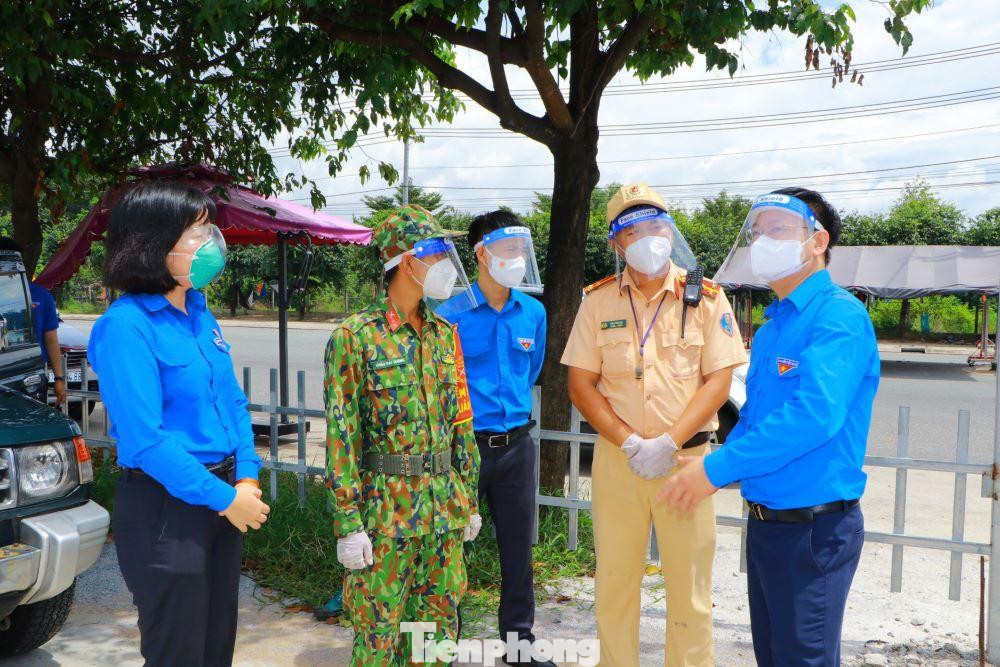 Bí thư Trung ương Đoàn Ngô Văn Cương và Bí thư Tỉnh đoàn Bình Dương thăm lực lượng trực chốt kiểm dịch tại TX Tân Uyên Bí thư Trung ương Đoàn Ngô Văn Cương và Bí thư Tỉnh đoàn Bình Dương thăm lực lượng trực chốt kiểm dịch tại TX Tân Uyên