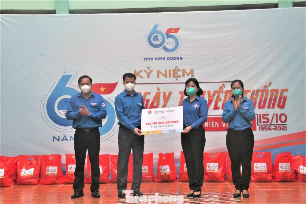 Bí thư Trung ương Đoàn Ngô Văn Cương trao bảng tượng trưng 600 túi an sinh trị giá 150 triệu đồng cho Tỉnh đoàn Bình Dương Bí thư Trung ương Đoàn Ngô Văn Cương trao bảng tượng trưng 600 túi an sinh trị giá 150 triệu đồng cho Tỉnh đoàn Bình Dương