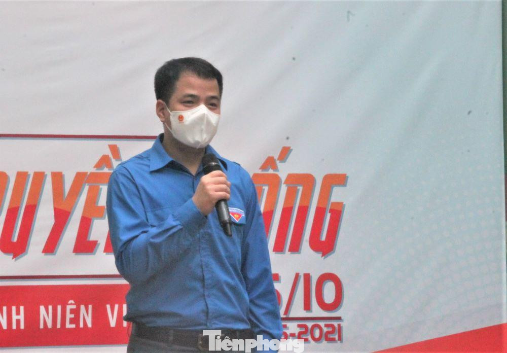 Bí thư Trung ương Đoàn Ngô Văn Cương ghi nhận những nỗ lực của tuổi trẻ Bình Dương trong các hoạt động, trong đó phối hợp tốt với địa phương về công tác phòng, chống dịch COVID-19. Anh Cương đề nghị lãnh đạo Tỉnh đoàn Bình Dương theo dõi, nắm tình hình các tình nguyện viên để kịp thời hỗ trợ, động viên tinh thần xuyên suốt quá trình làm nhiệm vụ. “Hơn ai hết, cán bộ, đoàn viên, tình nguyện viên phải ý thức cao phòng, chống dịch COVID-19, thực hiện nghiêm quy tắc 5K. Tư vấn, hướng dẫn người dân chấp hành tốt phòng, chống dịch đạt hiệu quả cao nhất. Trong quá trình làm nhiệm vụ, tất cả chúng ta phải đảm bảo an toàn cho chính bản thân, có như vậy mới đủ sức chăm lo tốt cho người dân”, Bí thư Trung ương Đoàn Ngô Văn Cương nhấn mạnh. Bí thư Trung ương Đoàn Ngô Văn Cương ghi nhận những nỗ lực của tuổi trẻ Bình Dương trong các hoạt động, trong đó phối hợp tốt với địa phương về công tác phòng, chống dịch COVID-19. Anh Cương đề nghị lãnh đạo Tỉnh đoàn Bình Dương theo dõi, nắm tình hình các tình nguyện viên để kịp thời hỗ trợ, động viên tinh thần xuyên suốt quá trình làm nhiệm vụ. “Hơn ai hết, cán bộ, đoàn viên, tình nguyện viên phải ý thức cao phòng, chống dịch COVID-19, thực hiện nghiêm quy tắc 5K. Tư vấn, hướng dẫn người dân chấp hành tốt phòng, chống dịch đạt hiệu quả cao nhất. Trong quá trình làm nhiệm vụ, tất cả chúng ta phải đảm bảo an toàn cho chính bản thân, có như vậy mới đủ sức chăm lo tốt cho người dân”, Bí thư Trung ương Đoàn Ngô Văn Cương nhấn mạnh.